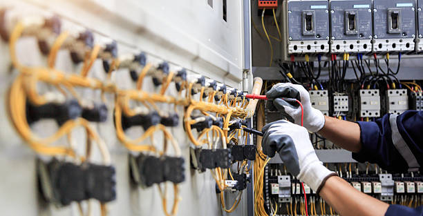 Professional Electrician technician working in Mulberry, FL